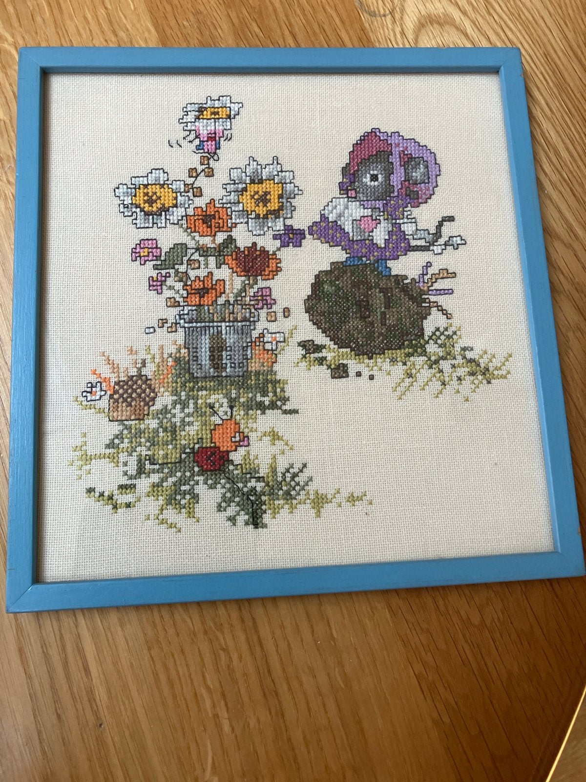 Geborduurd schilderij met muis en bloemen in lijst, Handgemaakt, Meerkleurig, Ophalen of Verzenden, Zo goed als nieuw