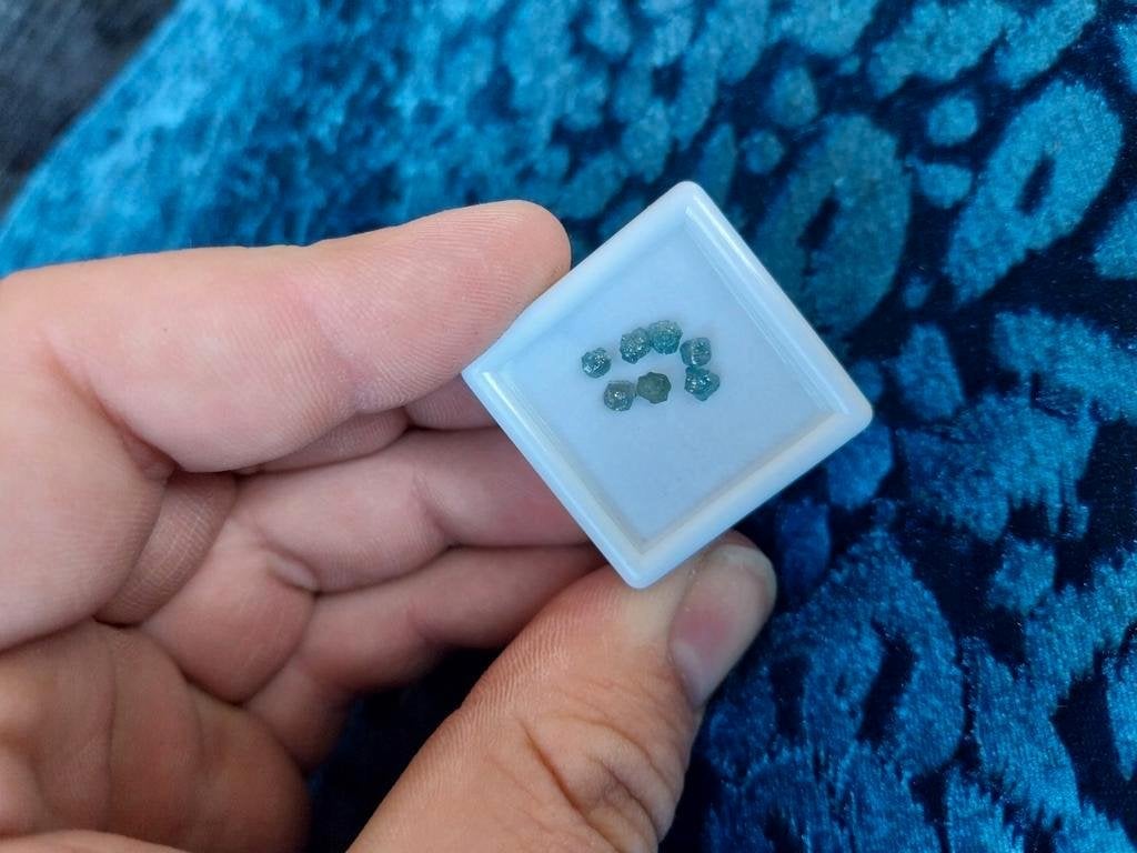 7 kleine blauwe ruwe diamanten edelsmid, Ophalen of Verzenden, Nieuw