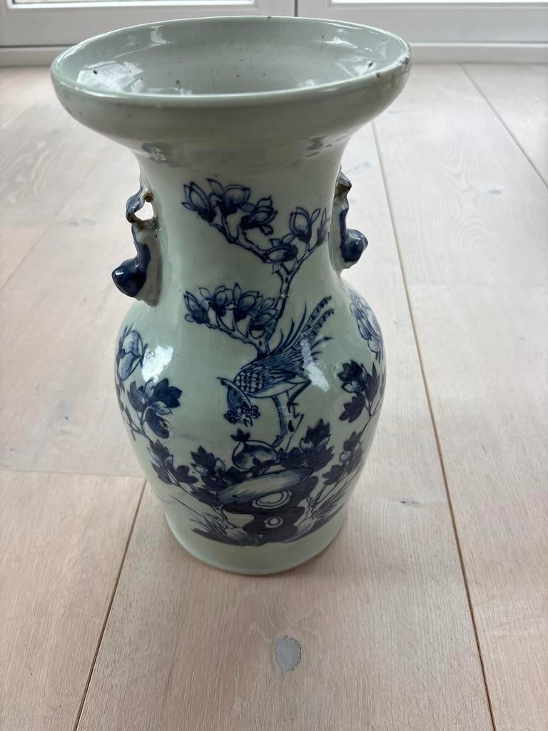 Antieke Chinese Celedon Vaas met Blauw-Witte Decoratie, Ophalen