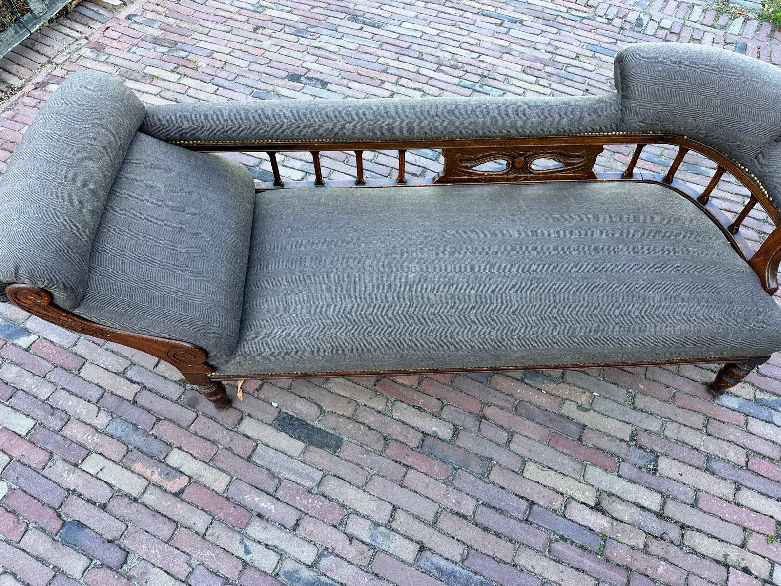 Antieke chaise longue met gebruikssporen, Ophalen