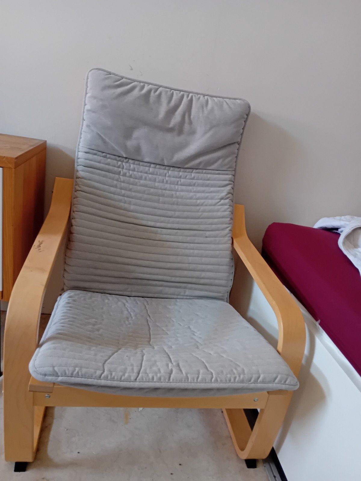 gratis comfortabele schommelstoel met lichtgrijs kussen, Huis en Inrichting, Stoelen, Modern, Comfortabel, Gebruikt, Ophalen of Verzenden