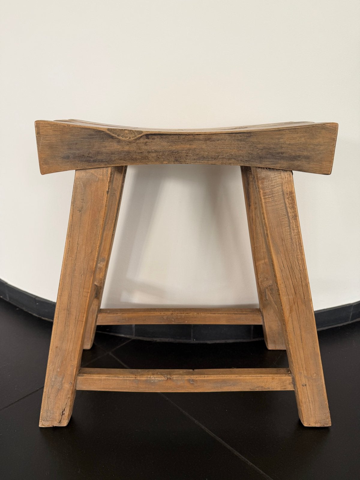 Robuust houten krukje - perfect voor elk interieur, Ophalen of Verzenden, Gebruikt, Hout