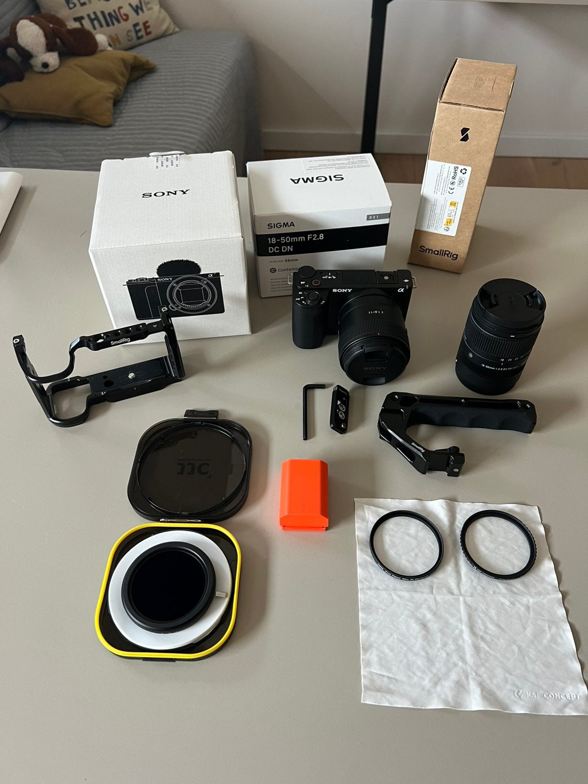 Sony ZV-E10 II camera set, Sony E11 F1.8, Sigma 18-50 F2.8, Ophalen, Kantelbaar/draaibaar scherm, Zo goed als nieuw, Accu