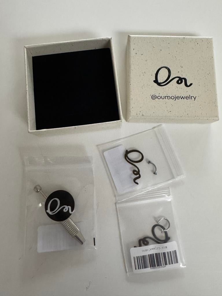 Oumo Jewelry 2x Nieuwe Piercings, Staal, Oor- of Traguspiercing, Nieuw, Ophalen of Verzenden