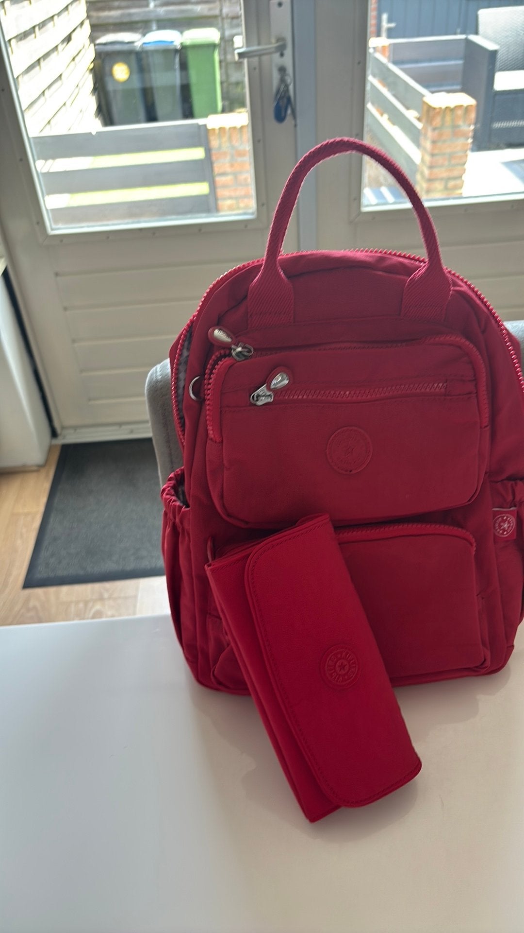 Een rode damesrugzak kipling en een nieuwe portemonnee., Ophalen, 30 cm of meer, Minder dan 35 cm, Zo goed als nieuw