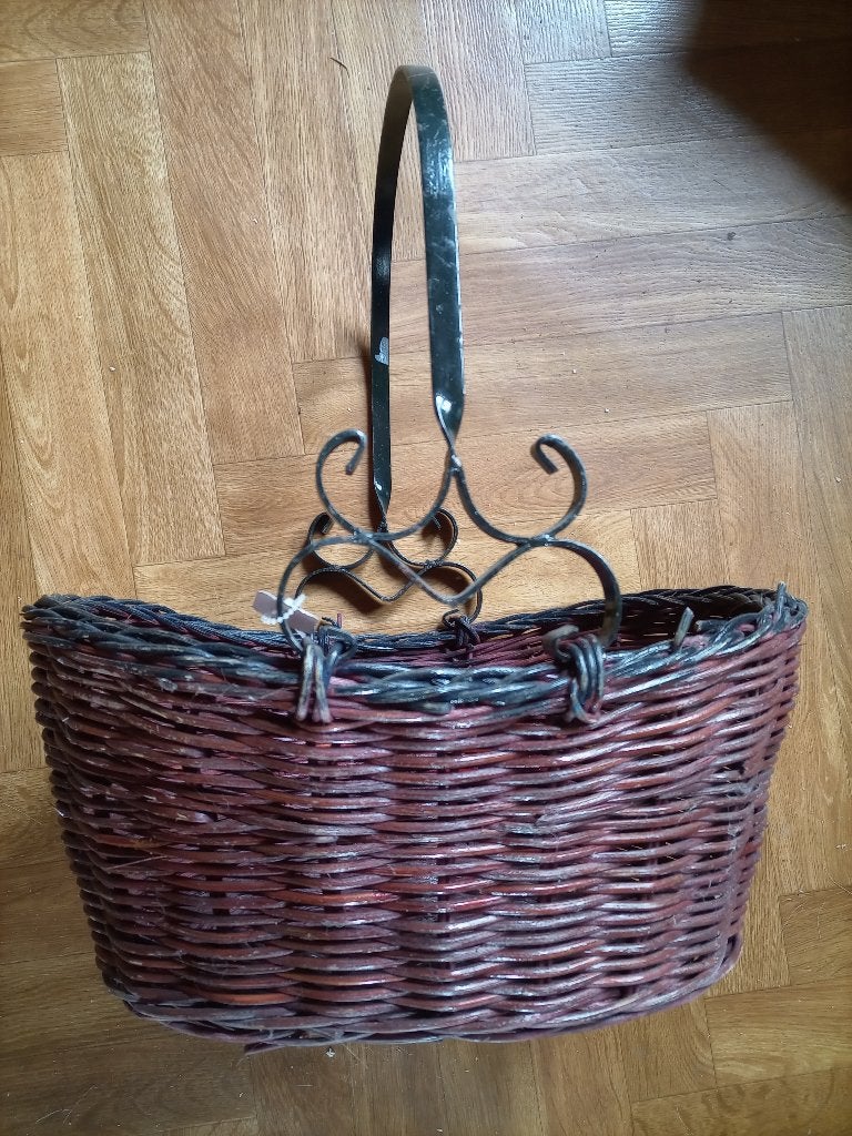 Mand  met metalen accessoires, Huis en Inrichting, Ophalen, Zo goed als nieuw, Rond, Riet