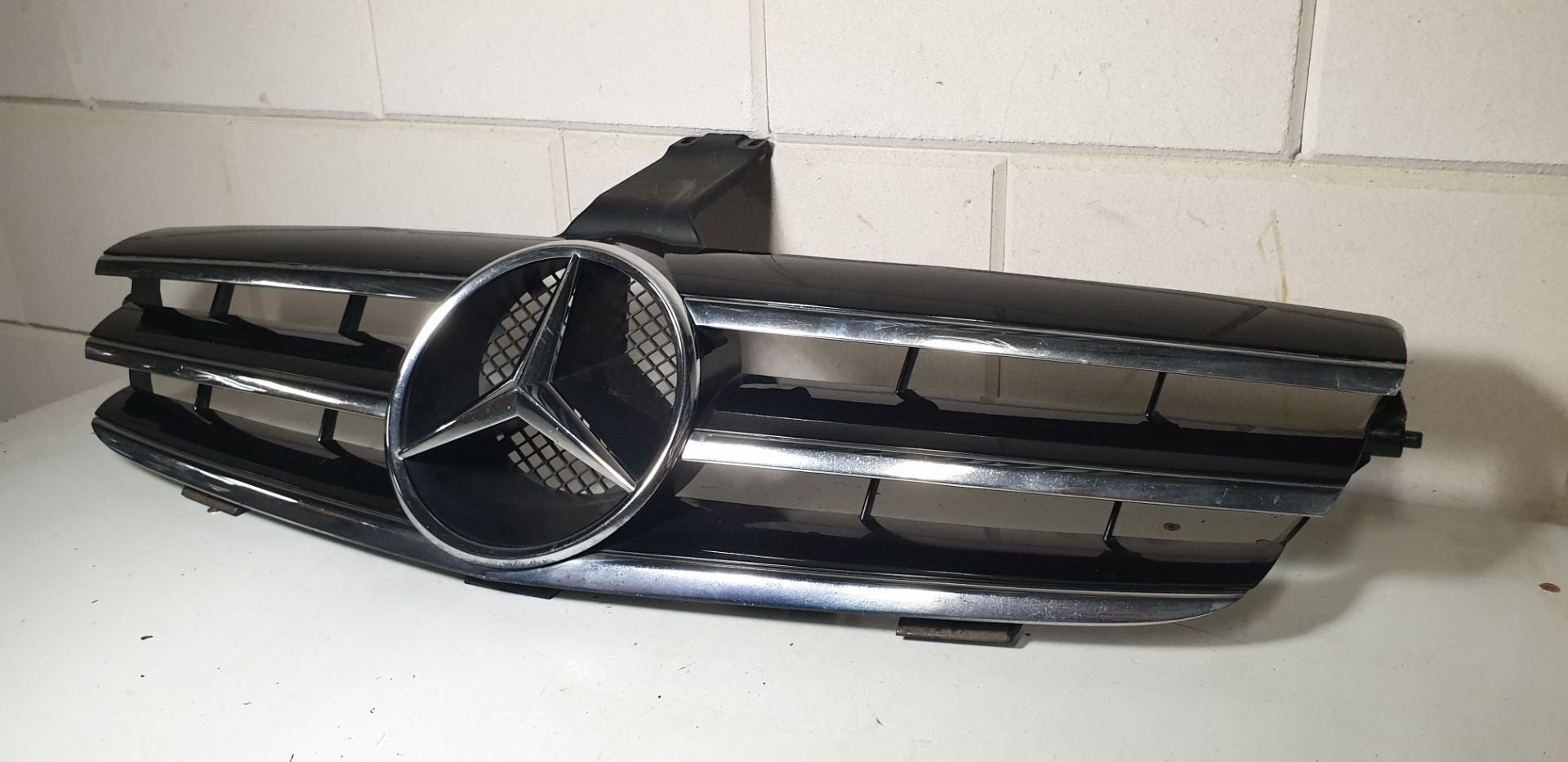 Grille W209 CLK Mercedes zwarte spijlen 2098800023 origineel, Auto-onderdelen, Gebruikt, Mercedes-Benz AG, Voor, Mercedes-Benz