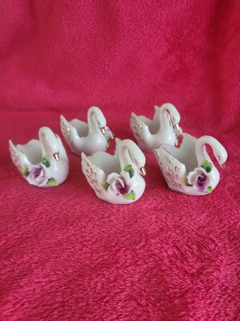 Set van 5 porseleinen zwanen met roosjes, 8 cm hoog, Antiek en Kunst, Antiek | Keramiek en Aardewerk, Ophalen