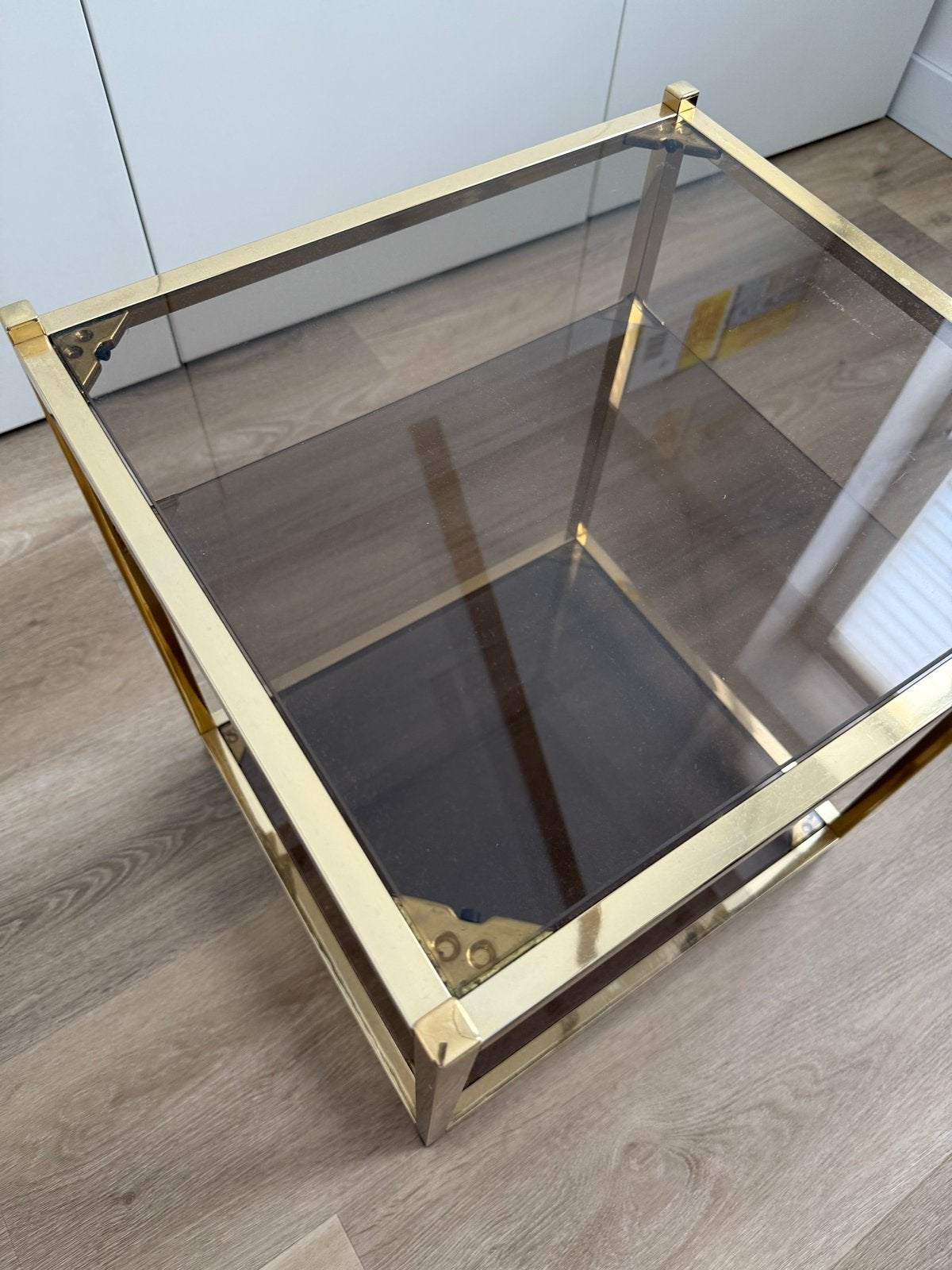 Gouden vintage bijzettafel met glazen platen van rookglas, Huis en Inrichting, Minder dan 55 cm, Gebruikt, Metaal of Aluminium