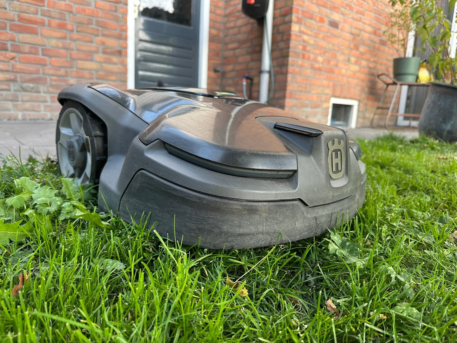 Husqvarna 415x robotmaaier met laadstation, Tuin en Terras, Grasmaaiers, Ophalen, Gebruikt, Minder dan 30 cm, Accu-grasmaaier