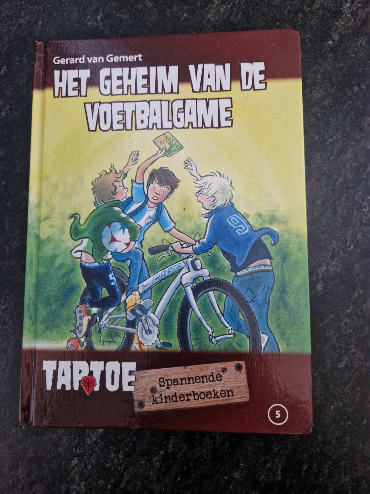 Het geheim van de voetbalgame - Gerard van Gemert, Ophalen of Verzenden, Zo goed als nieuw, Gerard van Gemert, Fictie algemeen