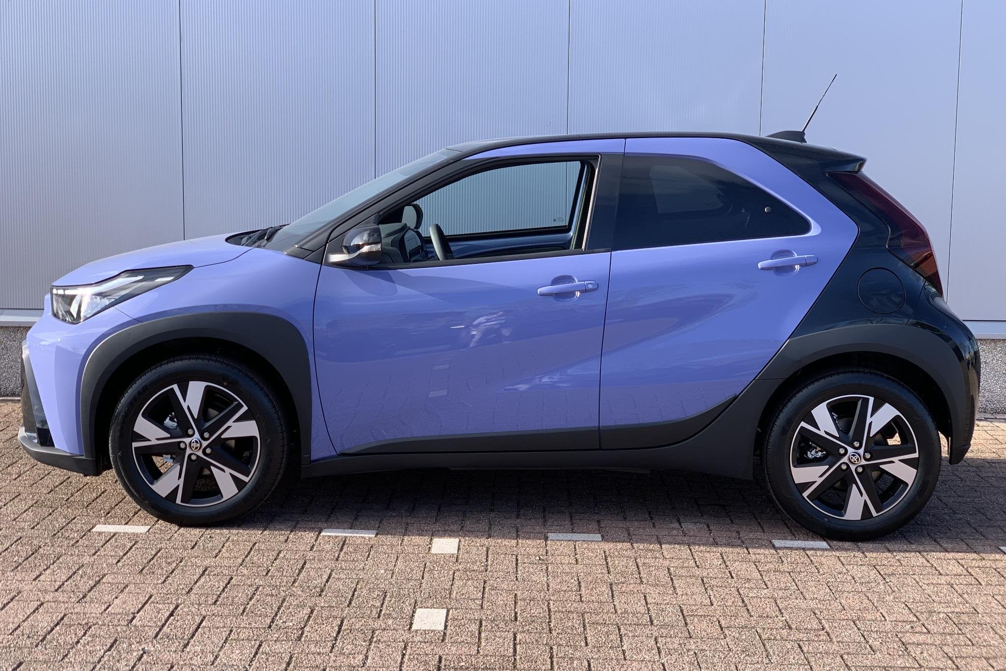 Toyota Aygo X Hybrid 115 pulse / Camera / Carplay / Keyless, Stof, Euro 6, Overige kleuren, 4 stoelen