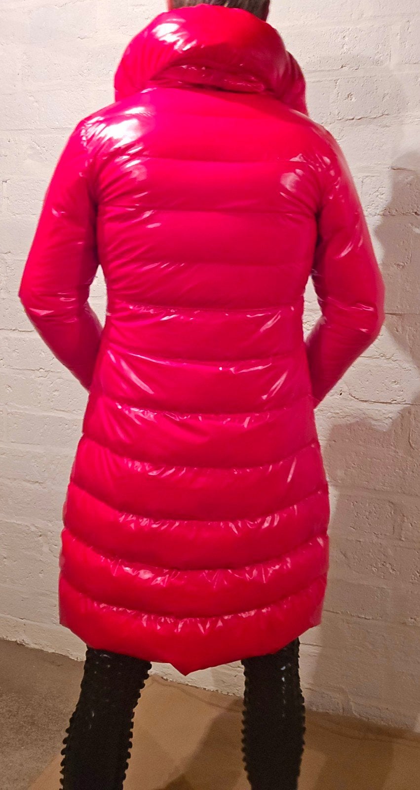Lange rode gewatteerde lak jas met capuchon, Kleding | Dames, Jassen | Winter, Maat 38/40 (M), Verzenden, Zo goed als nieuw, Guxy
