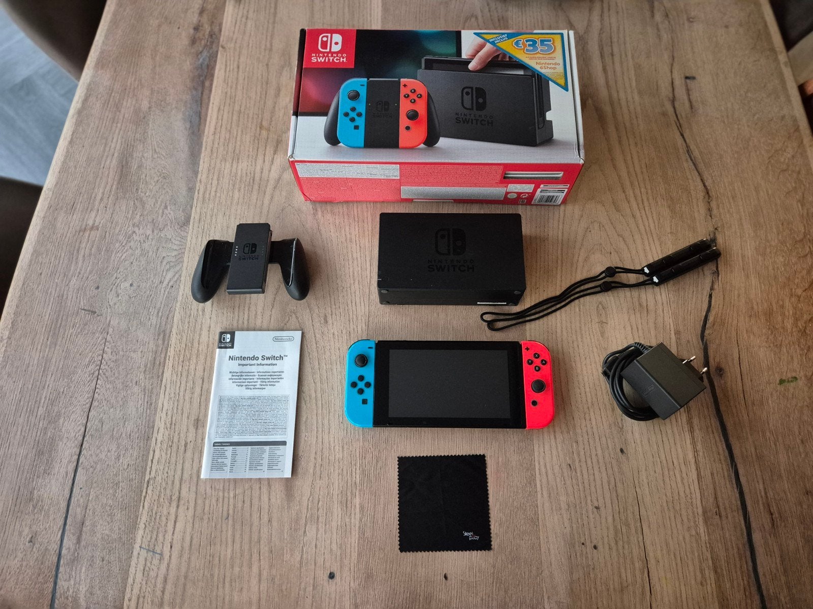 Nintendo Switch blauw rood - Krasvrij scherm, Ophalen of Verzenden