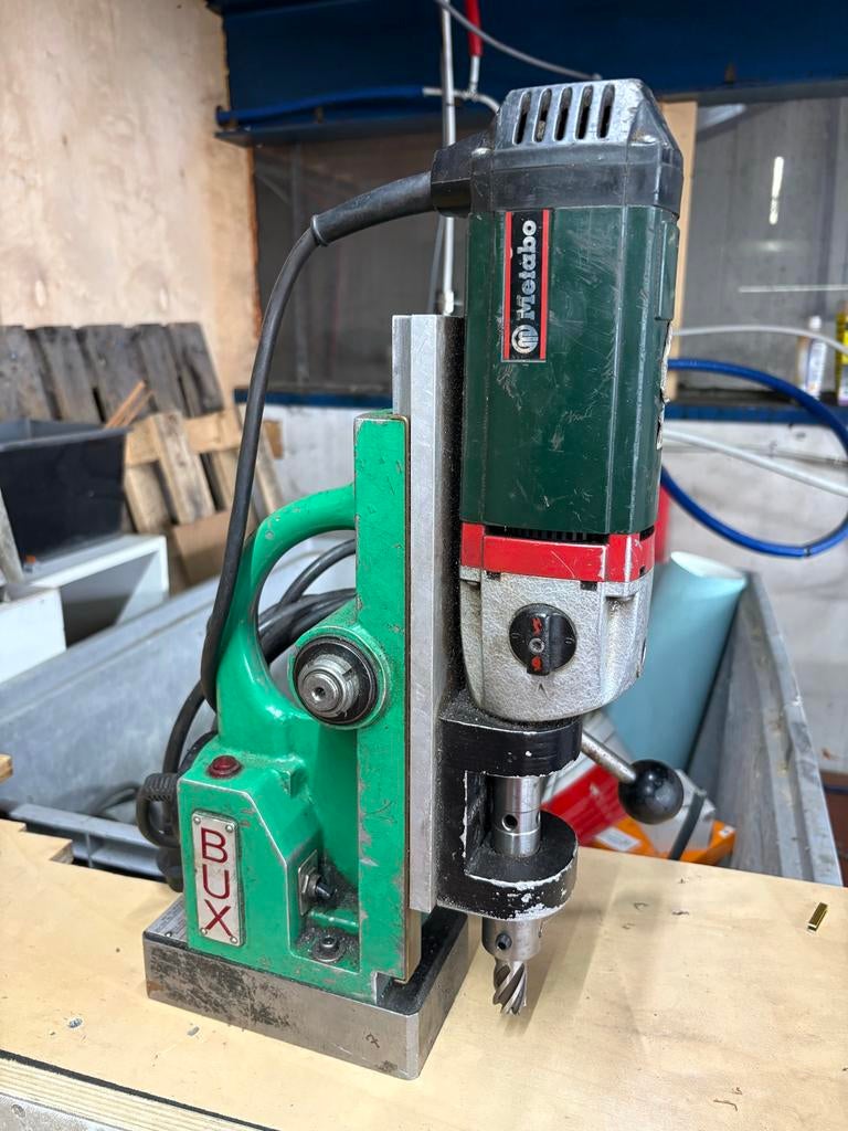 Magneet boormachine met diverse vrezen, Ophalen, Gebruikt, 600 watt of meer, Boormachine
