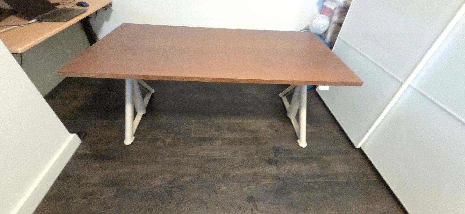 Bureau met bruin tafelblad en beige / lichtgrijze poten, Huis en Inrichting, Gebruikt, 50 tot 100 cm, Modern, Rechthoekig