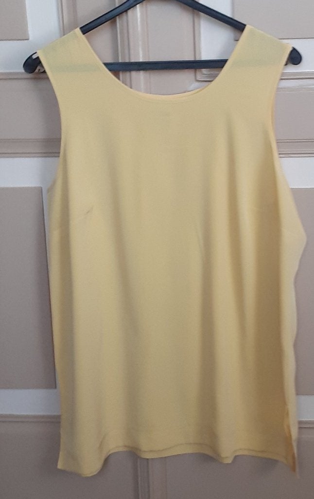 TRU TOPJE hemdje m 42, Kleding | Dames, Tops, Geel, Maat 42/44 (L), Ophalen of Verzenden, Zonder mouw