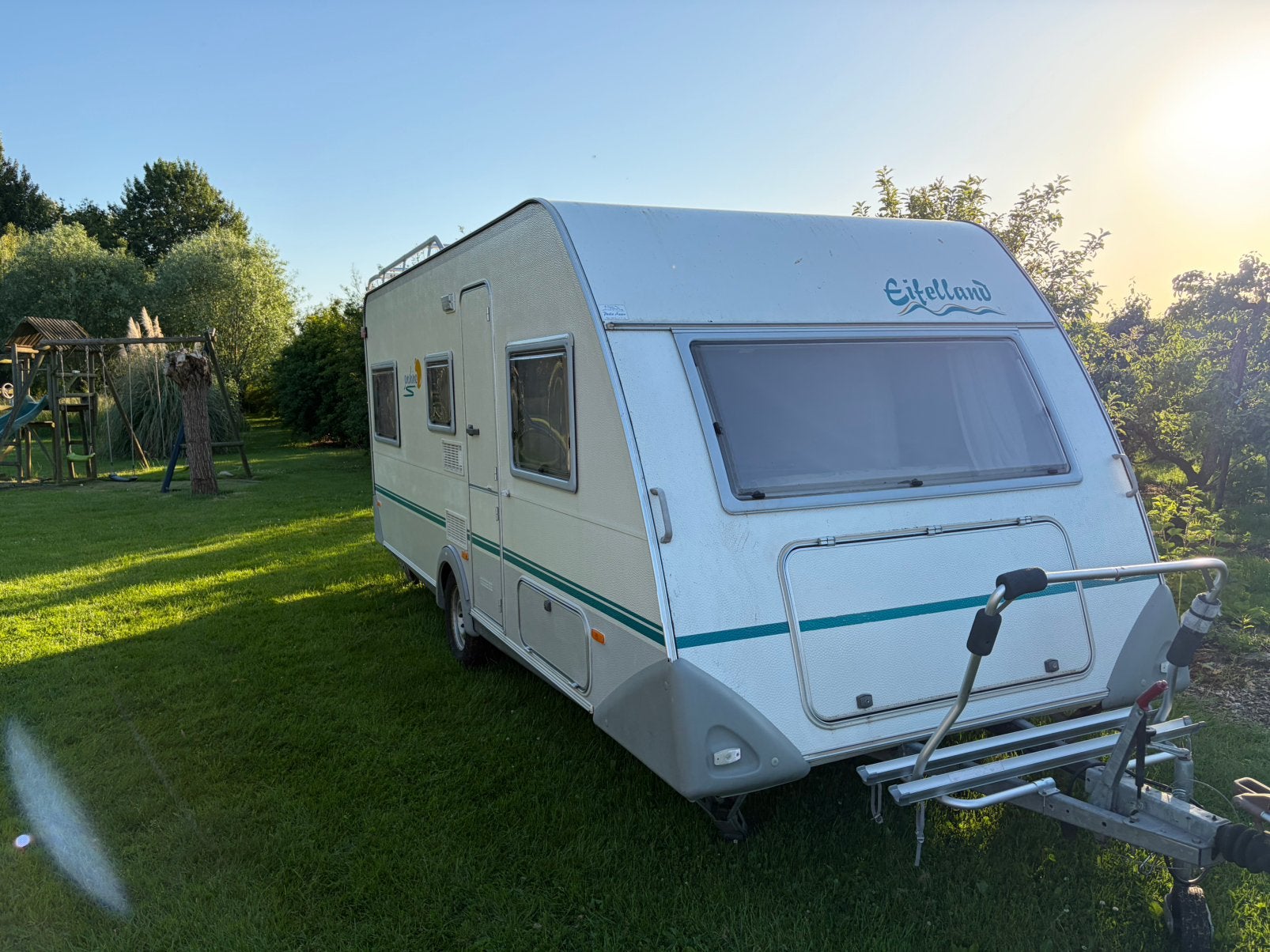 Eifelland Caravan met Voortent - Ideaal voor Gezinnen, Caravans en Kamperen, Caravans, Rondzit, 750 - 1000 kg, 5 tot 6 meter, Luifel