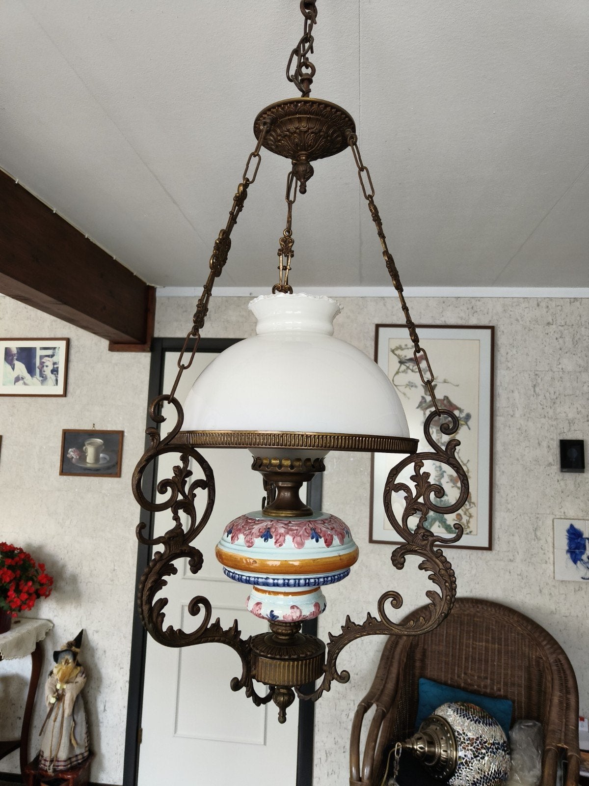 Antieke hanglamp met melkglas en decoratief keramiek, Ophalen