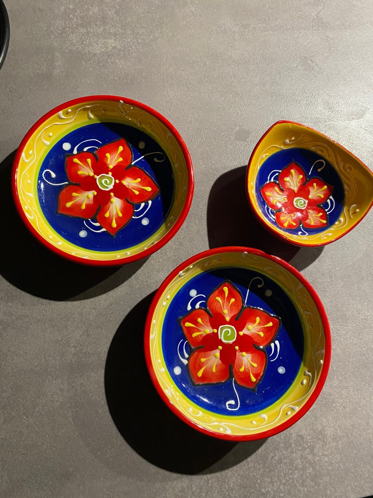 3 kleine kleurrijke schaaltjes,Spaans aardewerk, set €5,00, Huis en Inrichting, Ophalen
