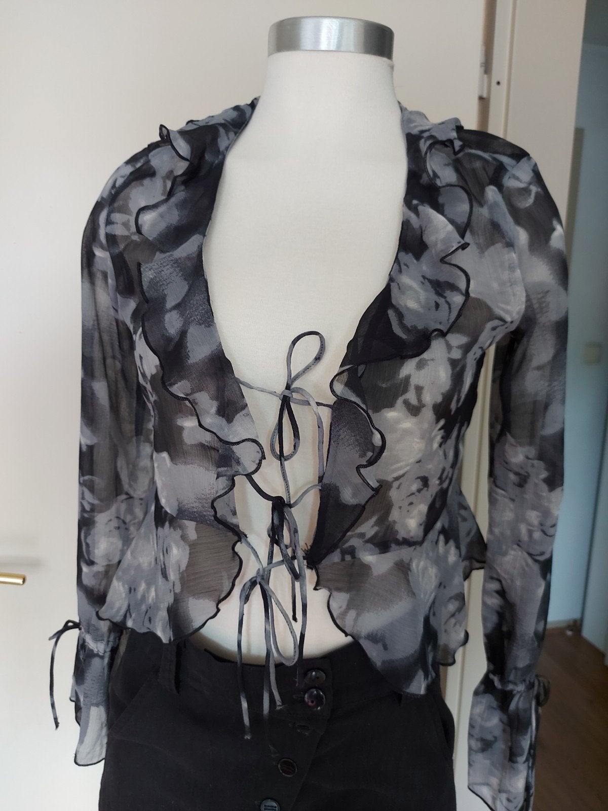 Lefties Blouse Maat M - Zwart/Grijs Bloemenprint, Kleding | Dames, Maat 38/40 (M), Zwart, Ophalen of Verzenden, Gedragen