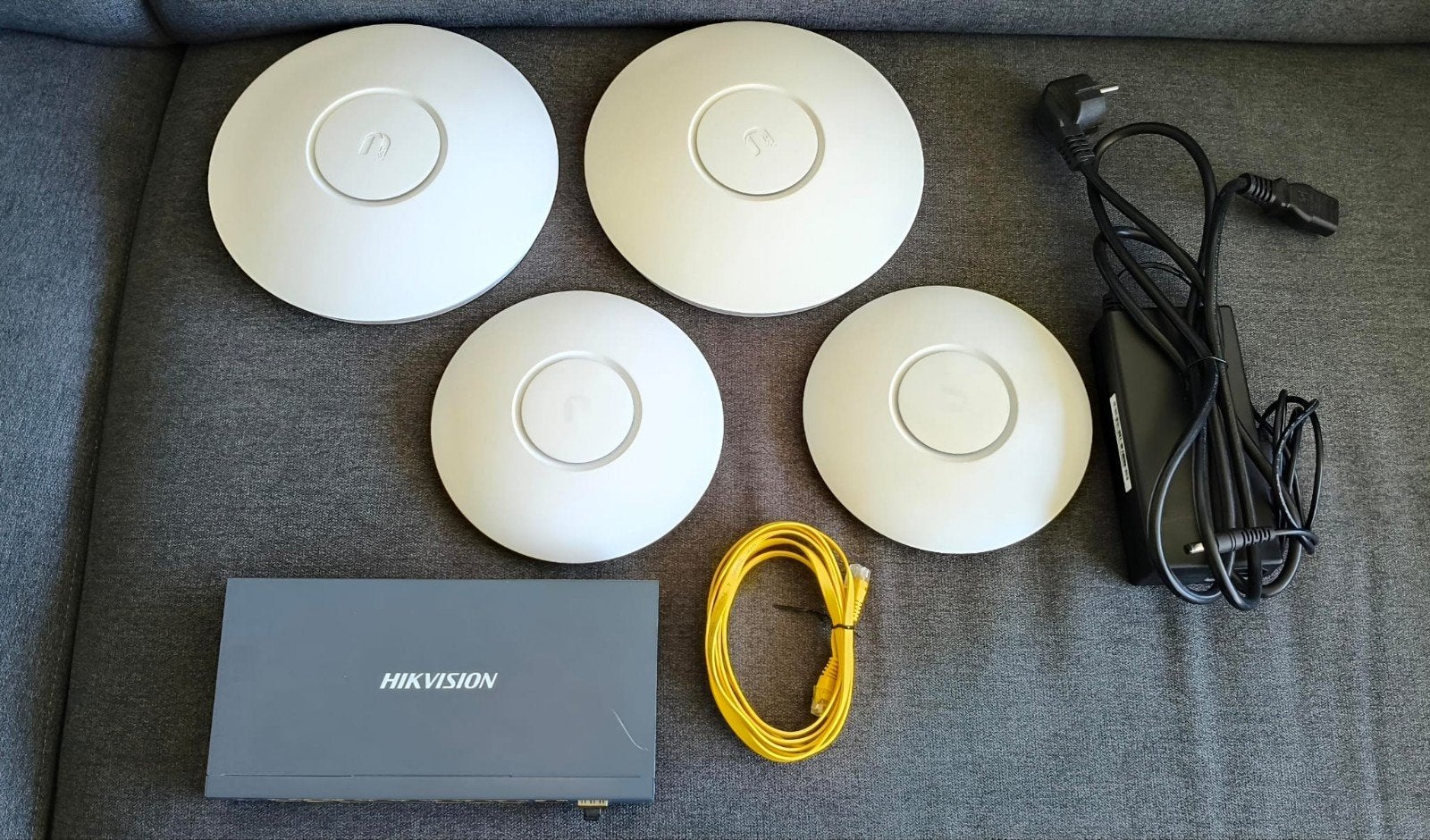 4x Ubiquiti Unifi access points + Hikvision hub, Ophalen of Verzenden, Zo goed als nieuw, Ubiquiti UniFi