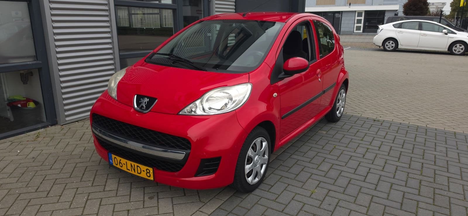 Peugeot 107 1.0-12V Urban Move 5-drs Airco, Auto's, Voorwielaandrijving, Stof, Gebruikt, Zwart