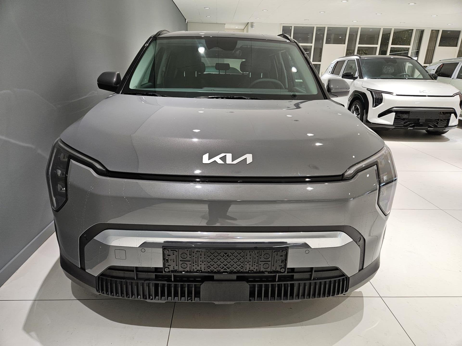 Kia Ev3 81,4 kWh 204pk Plus, Auto's, Automaat, Stof, Gebruikt, Zwart