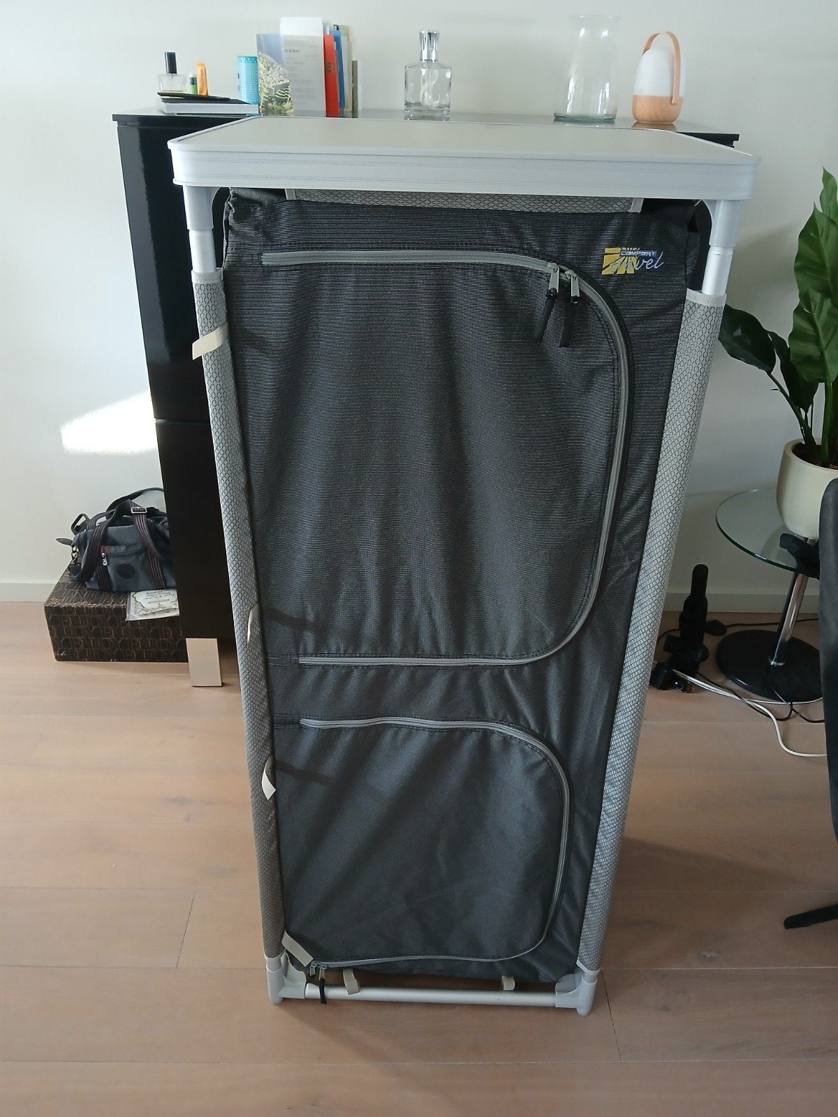 Campart Travel Campingkast met 4 legplanken, Caravans en Kamperen, Kampeeraccessoires, Zo goed als nieuw, Ophalen