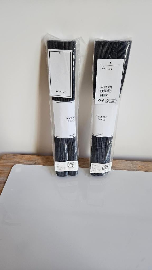 Nieuw 4x H&M placemats (35x48cm) antracietgrijs, Huis en Inrichting, Keuken | Textiel, Nieuw, Placemat, Grijs, Ophalen of Verzenden