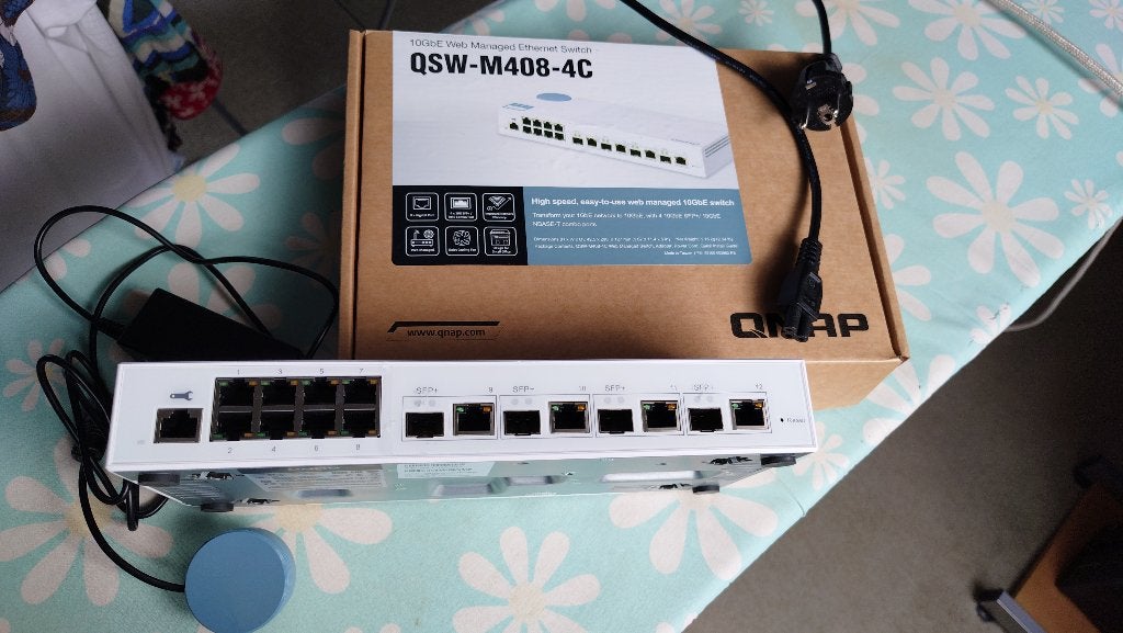 QNAP QSW 408-4C 10GbE netwerk switch, Ophalen of Verzenden, Gebruikt