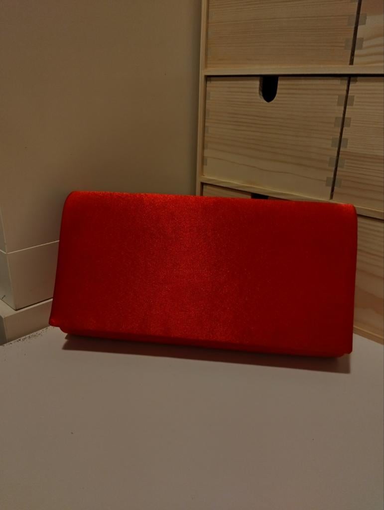 Rode satijnen clutch - Elegant avondtasje, Sieraden, Tassen en Uiterlijk, Tassen | Damestassen, Ophalen of Verzenden, Zo goed als nieuw
