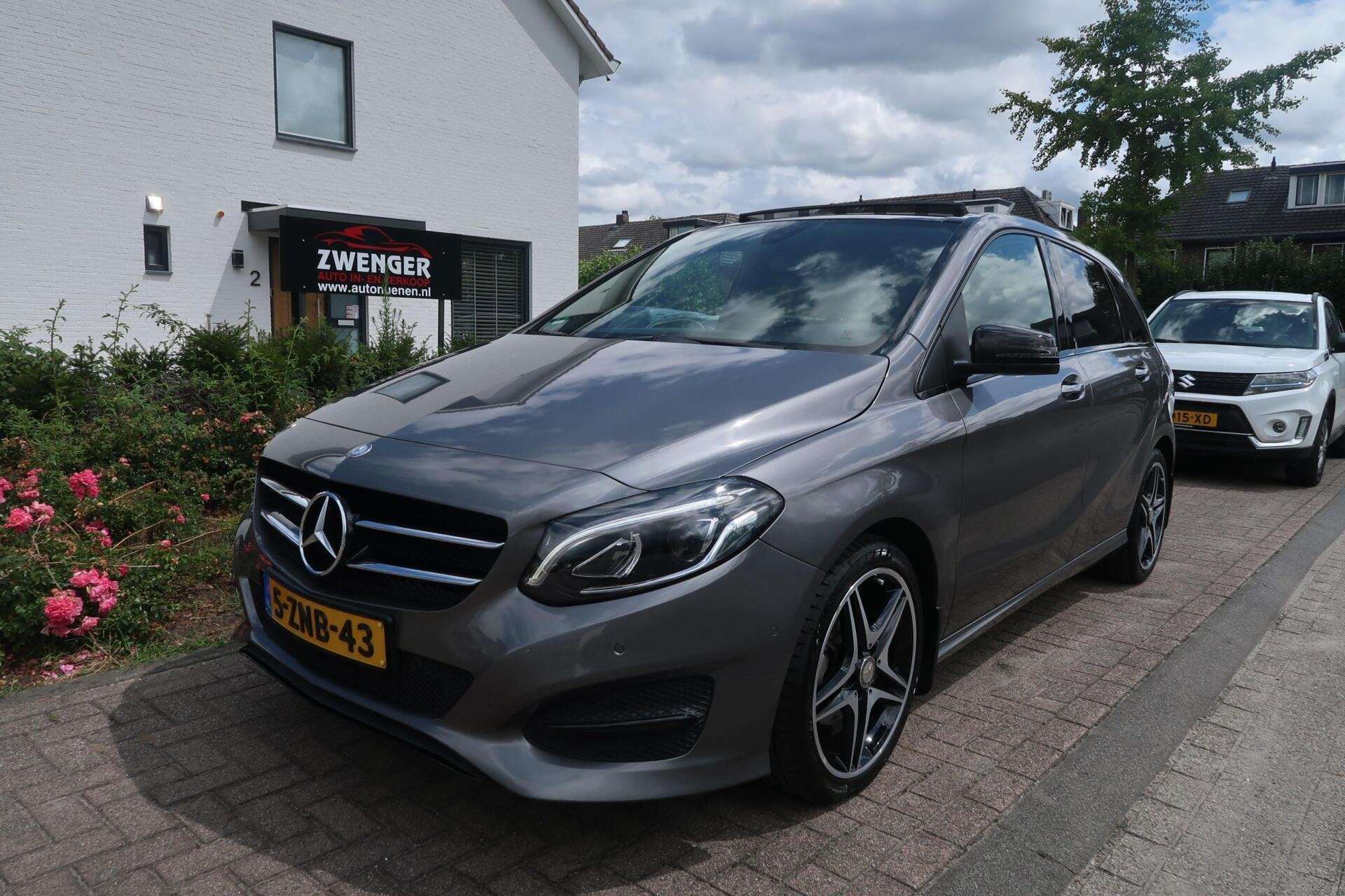 Mercedes B-klasse 180 Aut|PANORAMADAK|TREKHAAK|CAMERA|SFEERV, Auto's, 1325 kg, Gebruikt, 4 cilinders, Leder en Stof