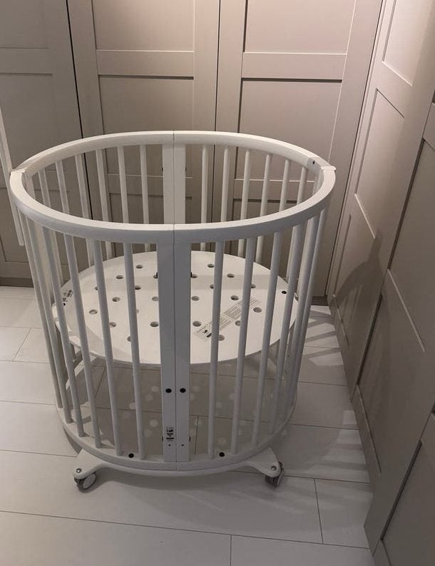 Stokke Sleepi Mini ledikant V2 + matras en 3 hoeslakens, Kinderen en Baby's, Ophalen, Gebruikt, Wieg