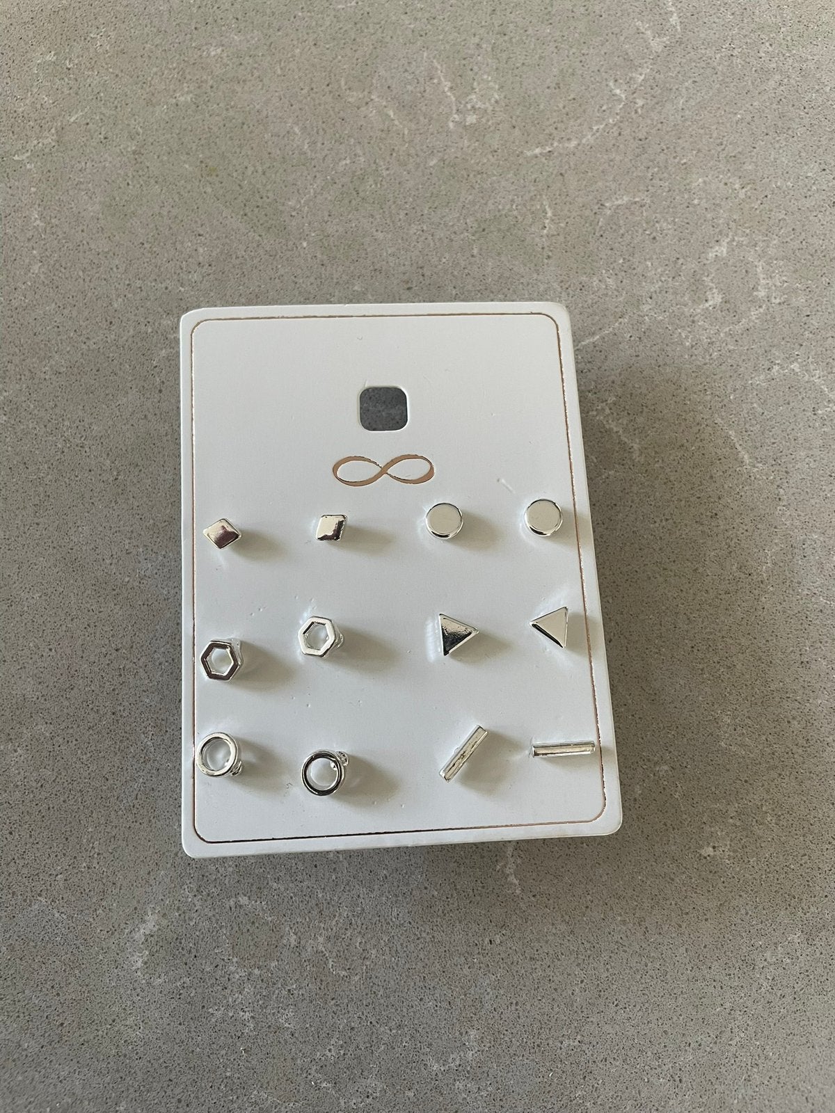 Zilverkleurige oorbellen (knoppen), gevarieerd, ongedragen, Ophalen of Verzenden, Nieuw, Zilver, Overige materialen