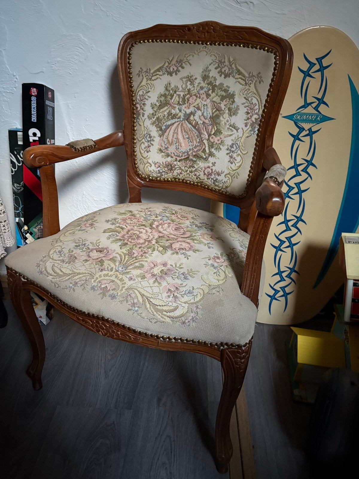 Antieke fauteuil met geborduurde bekleding, Ophalen