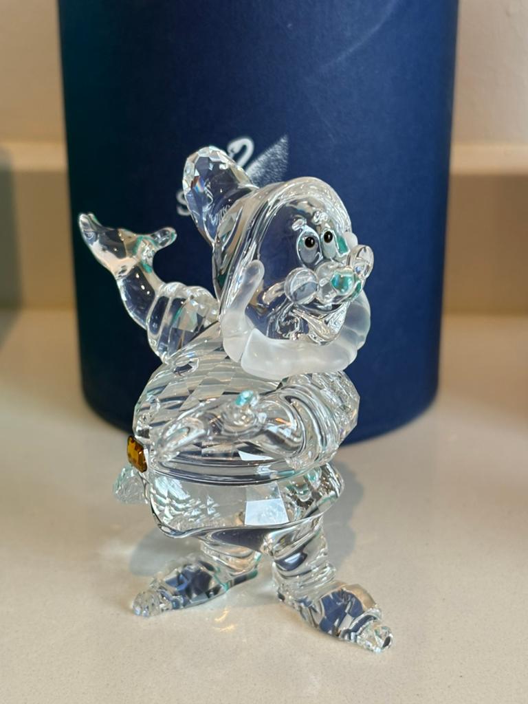Swarovski disney dwerg doc, Ophalen of Verzenden, Zo goed als nieuw, Figuurtje