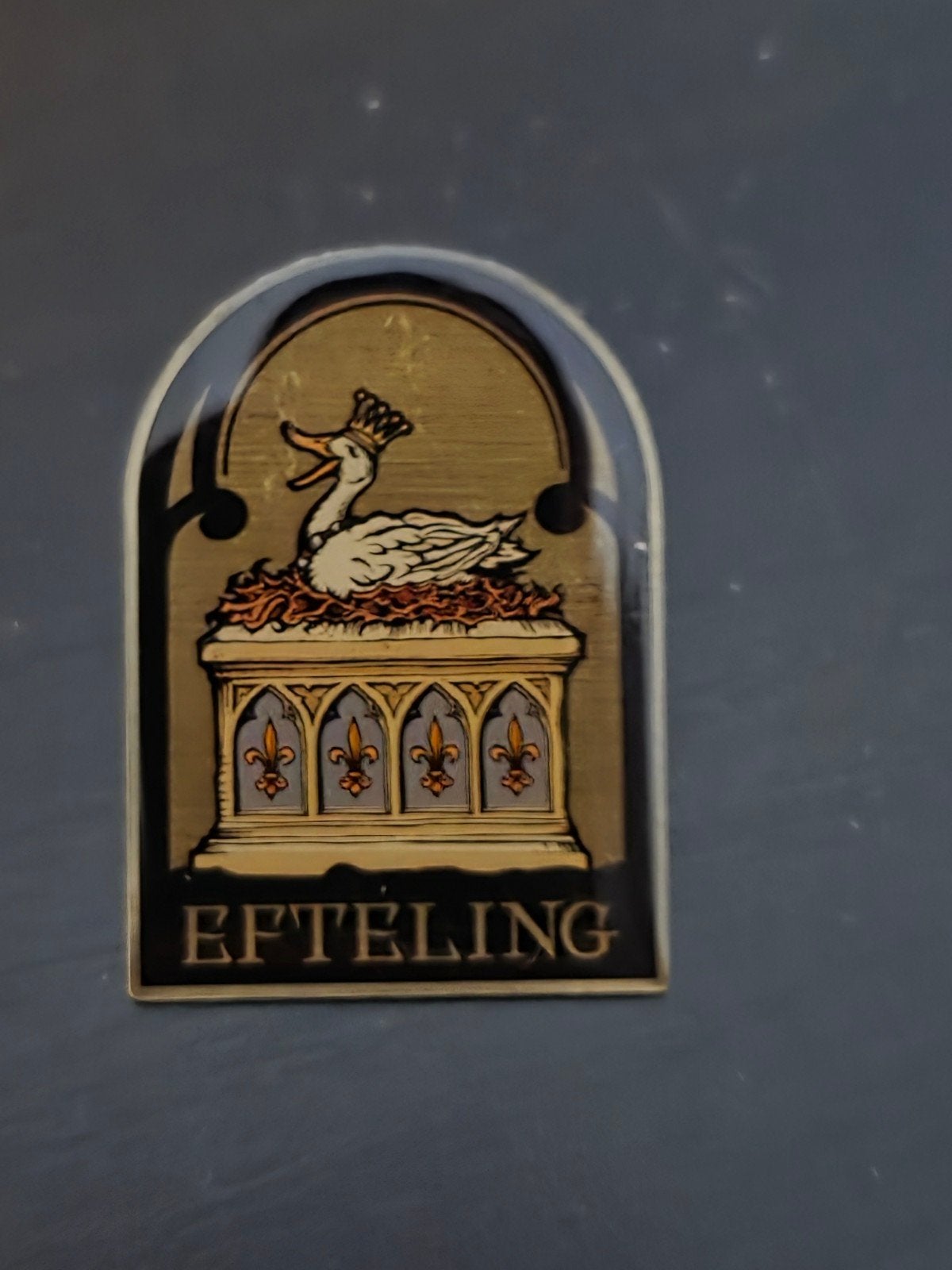 Zeldzame Efteling pin Het Smidje (De Ganzenhoedster), Verzamelen, Ophalen of Verzenden, Zo goed als nieuw, Button of Speldje