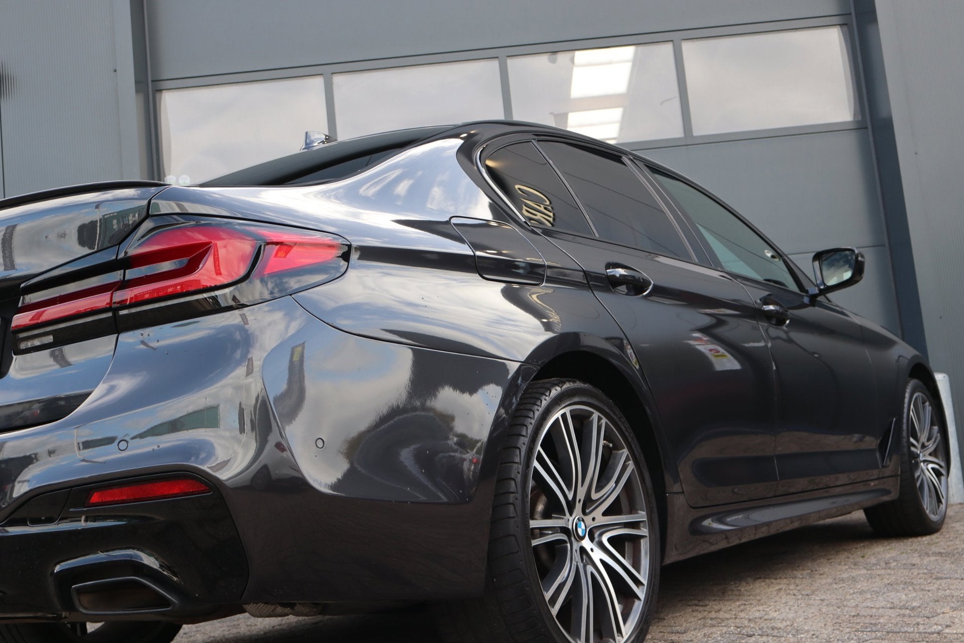 BMW 5-serie 540i High Executive- M pakket, Auto's, Dealer onderhouden, Gebruikt, Euro 6, 2000 kg