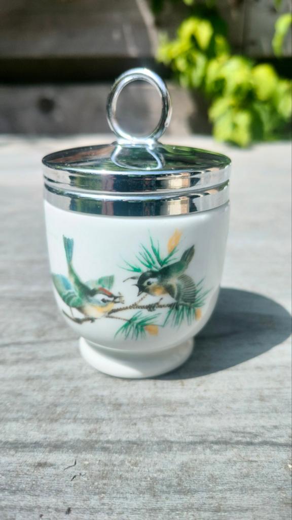 Royal Worcester eierkoker  met vogeldecoratie, Ophalen of Verzenden