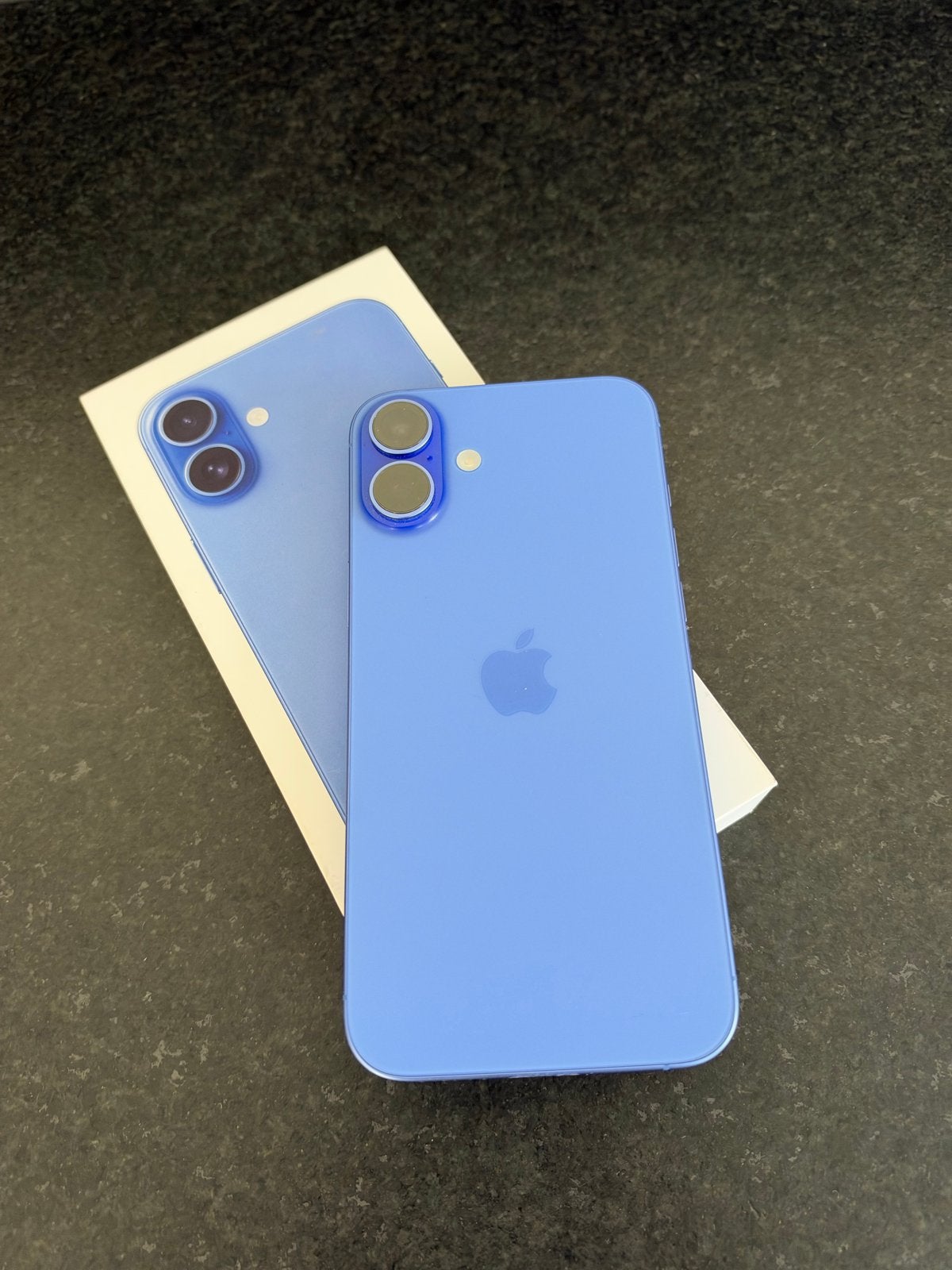 Foto 2 van iPhone 16 Plus Blauw 256 GB, met accessoires in topstaat!