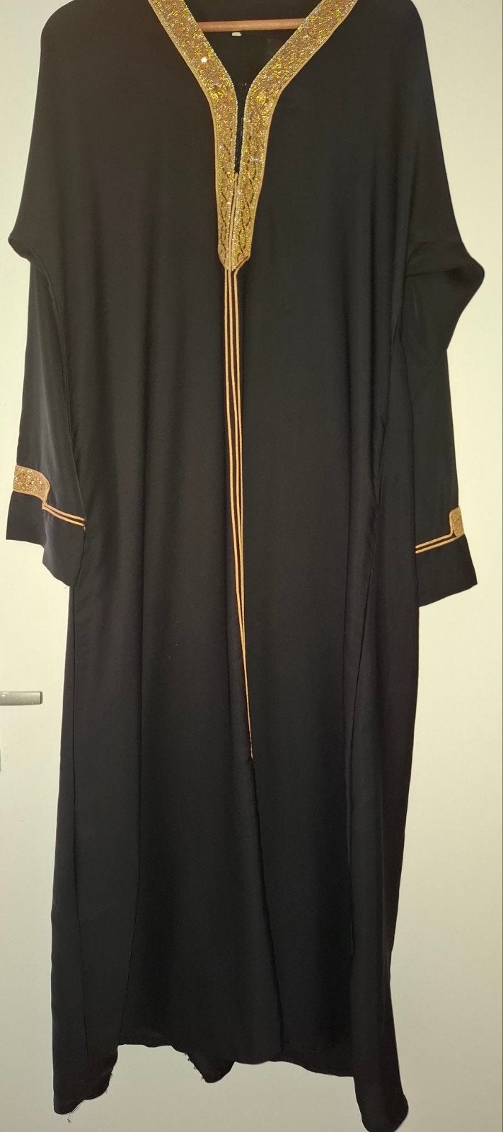 Mooie abaya met gouden details en rits, Ophalen of Verzenden, Zo goed als nieuw, Maat 38/40 (M), Zwart