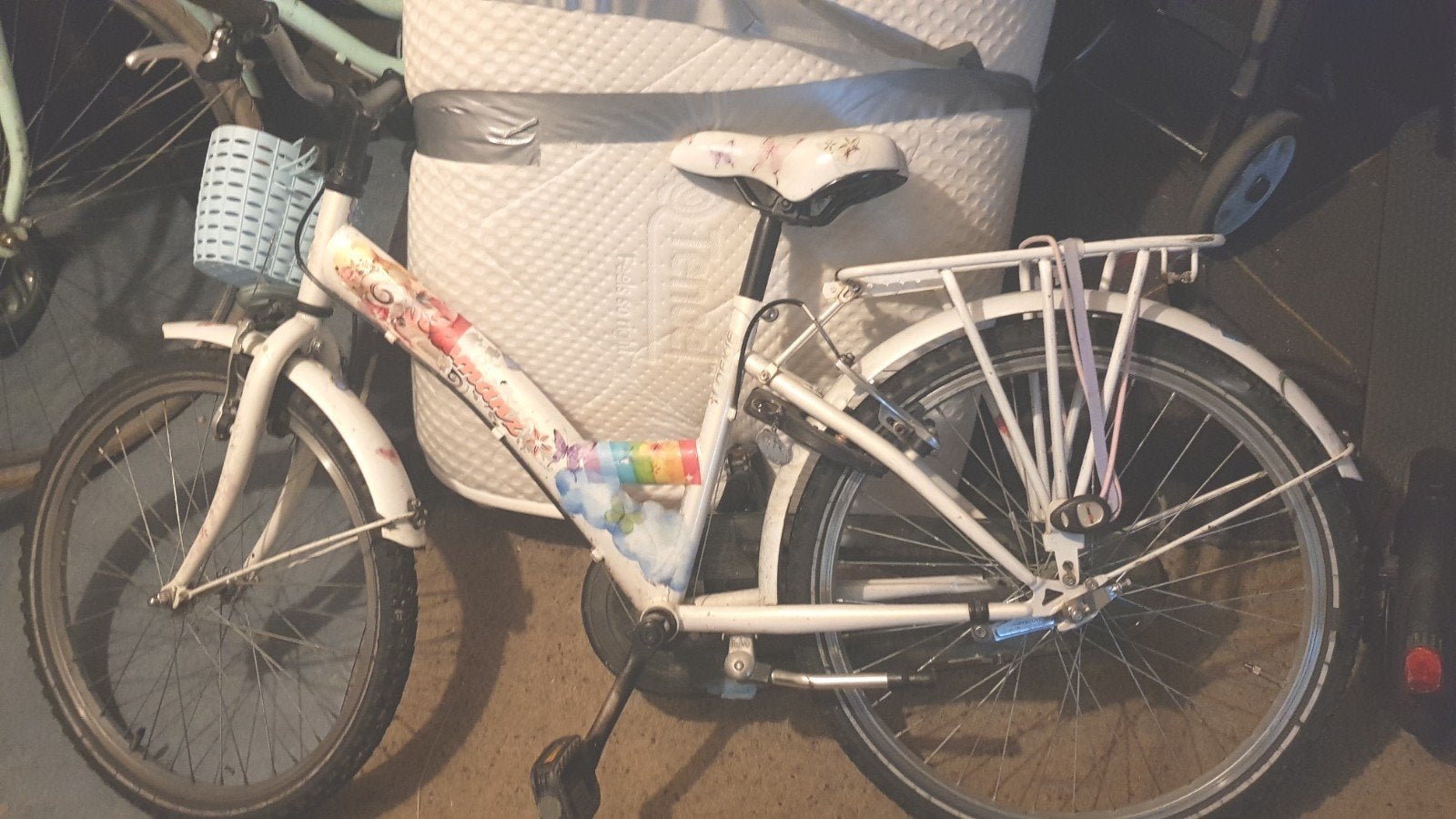 Mooie witte kinderfiets  20 inch met vlinders Loekie kwalite, Fietsen en Brommers, Ophalen of Verzenden, Zo goed als nieuw, 20 inch