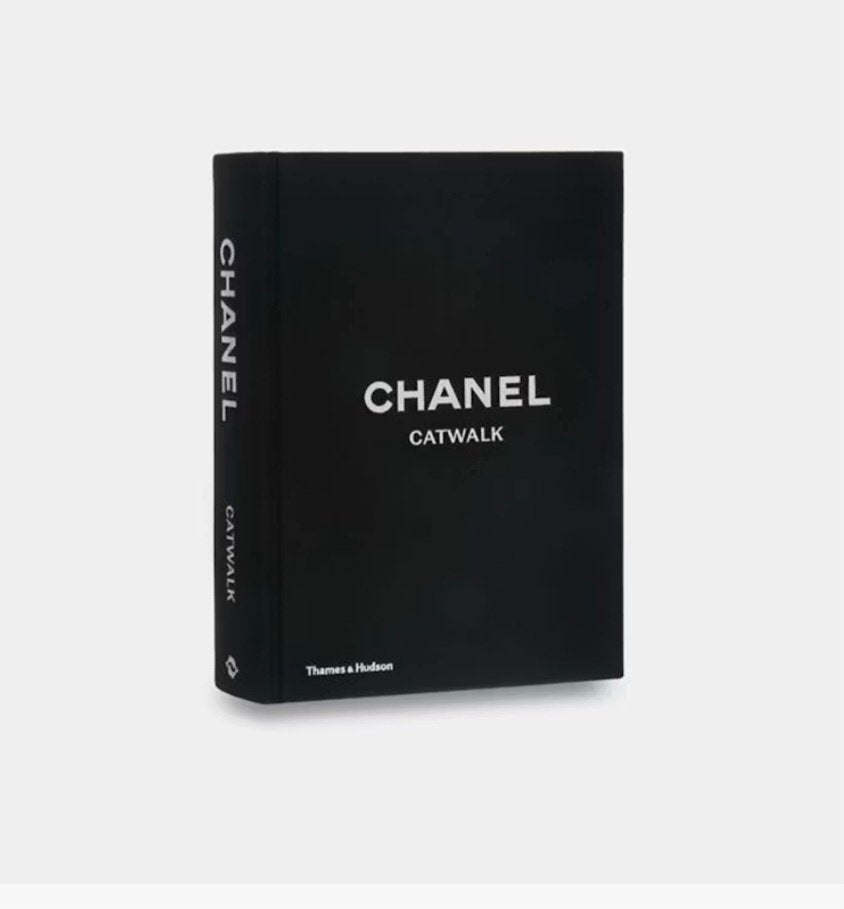 Te koop Chanel catwalk boek zwart, Boeken, Ophalen, Zo goed als nieuw, Mode algemeen
