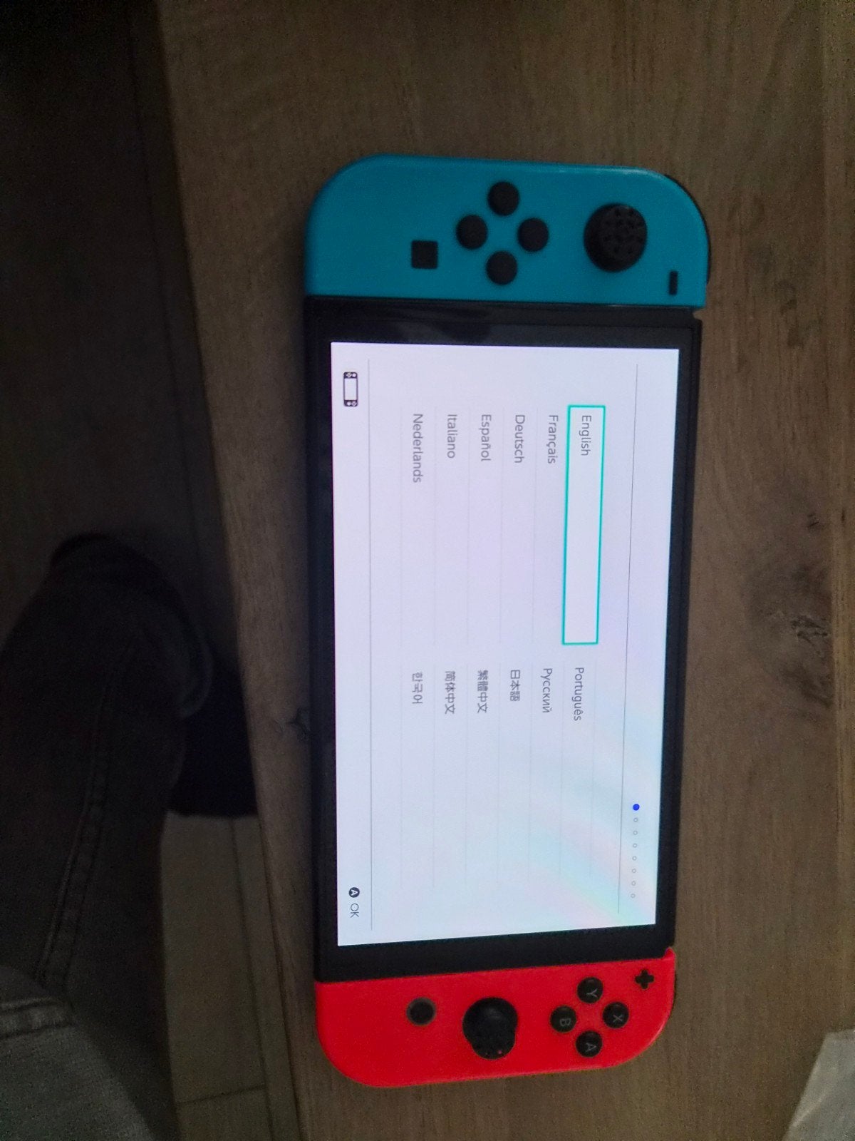 Set van Nintendo Switch met Joy-Cons (Rood/Blauw), Ophalen of Verzenden, Zo goed als nieuw, Met 2 controllers
