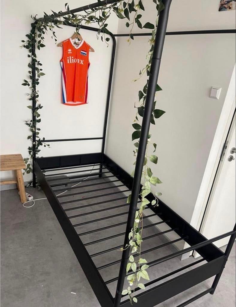 Vt wonen hemelbed 90x200 - Zwart metaal, Huis en Inrichting, Slaapkamer | Bedden, Gebruikt, Eenpersoons, 90 cm, 200 cm, Metaal
