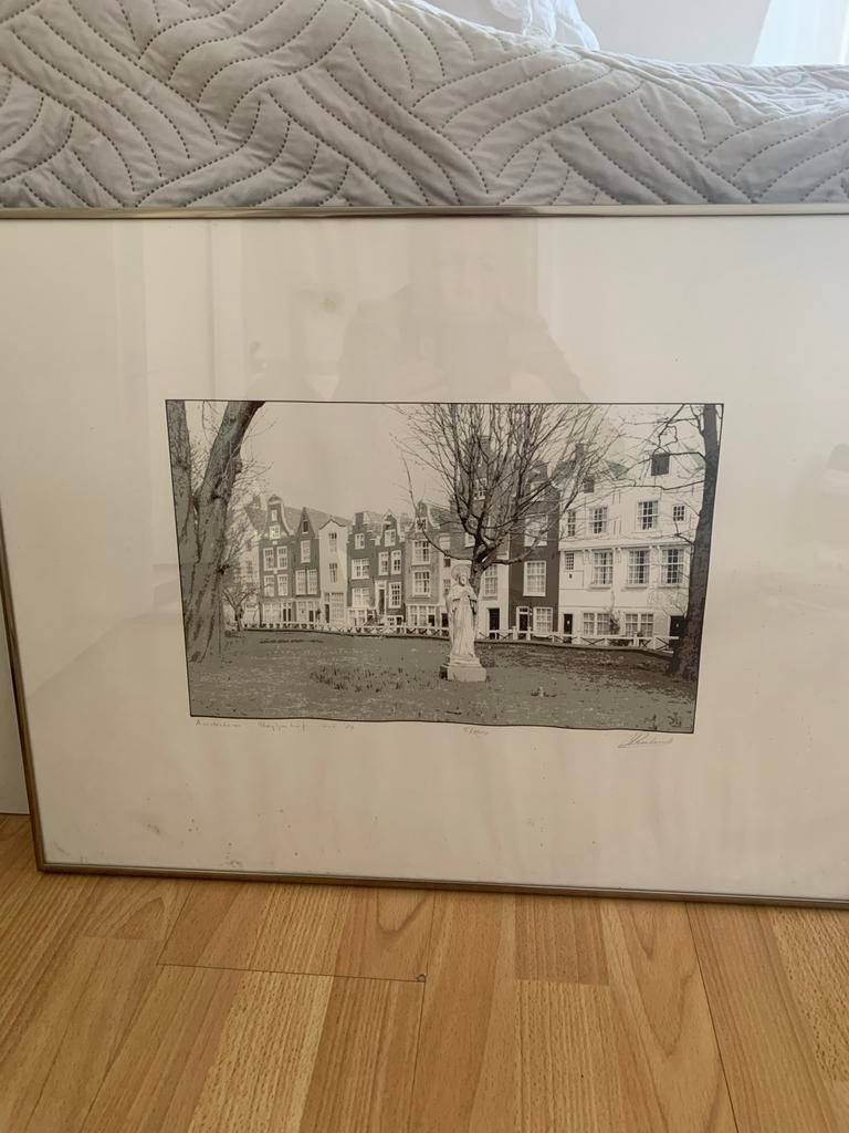 Prent Begijnhof Amsterdam - Stadsgezicht, 1950 - 1999, Ophalen of Verzenden, Gesigneerd, Overige technieken