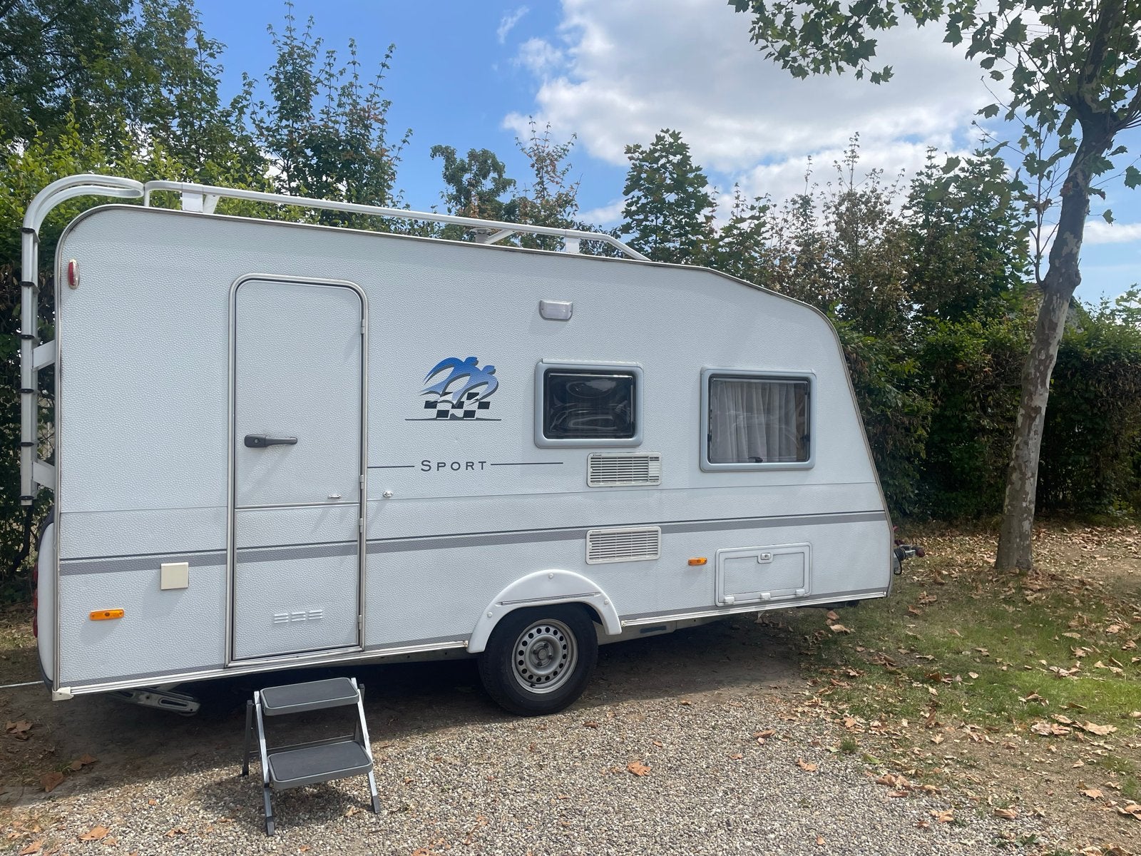 Knaus Sport WO 4420 uit 2004 met voortent en luifel, Caravans en Kamperen, Caravans, Omvormbare zithoek, Treinzit, 750 - 1000 kg