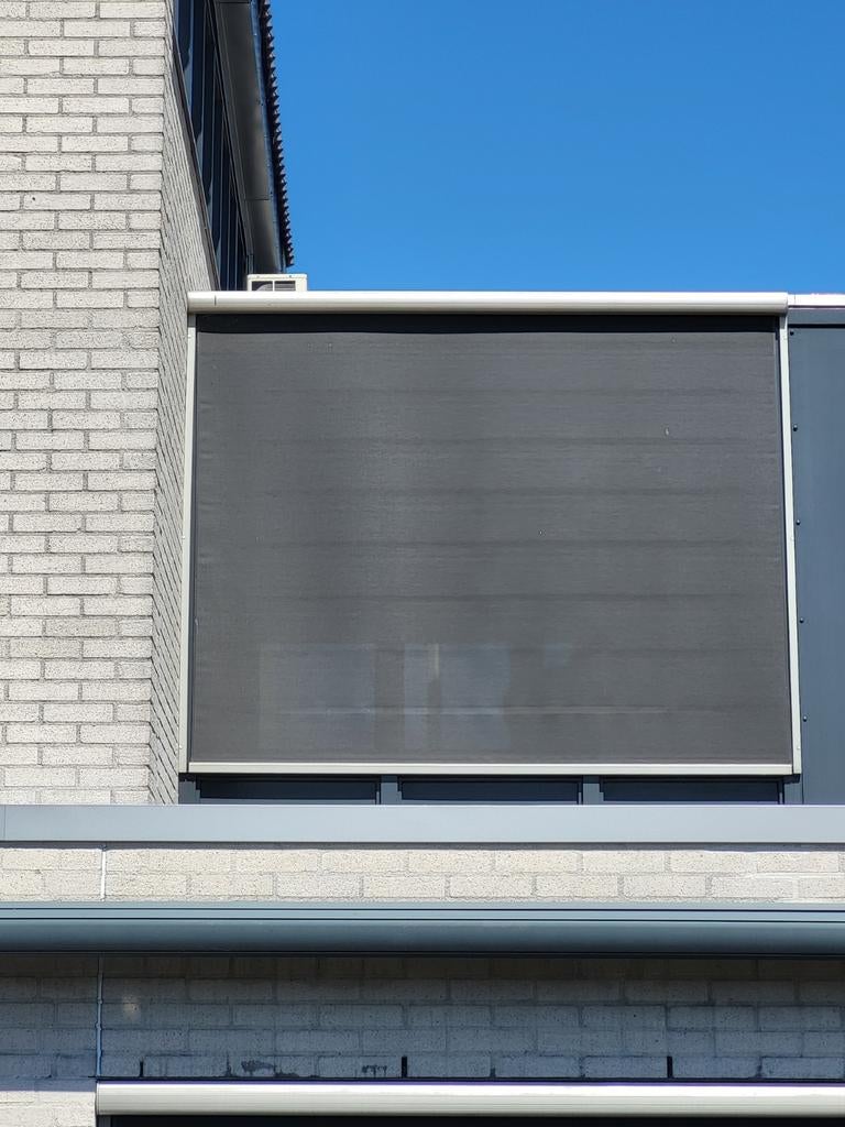 Zonnescherm / Screen. In goede staat. Inclusief motor., Tuin en Terras, Zonneschermen, Ophalen, Gebruikt, 150 tot 300 cm, 250 cm tot 450 cm