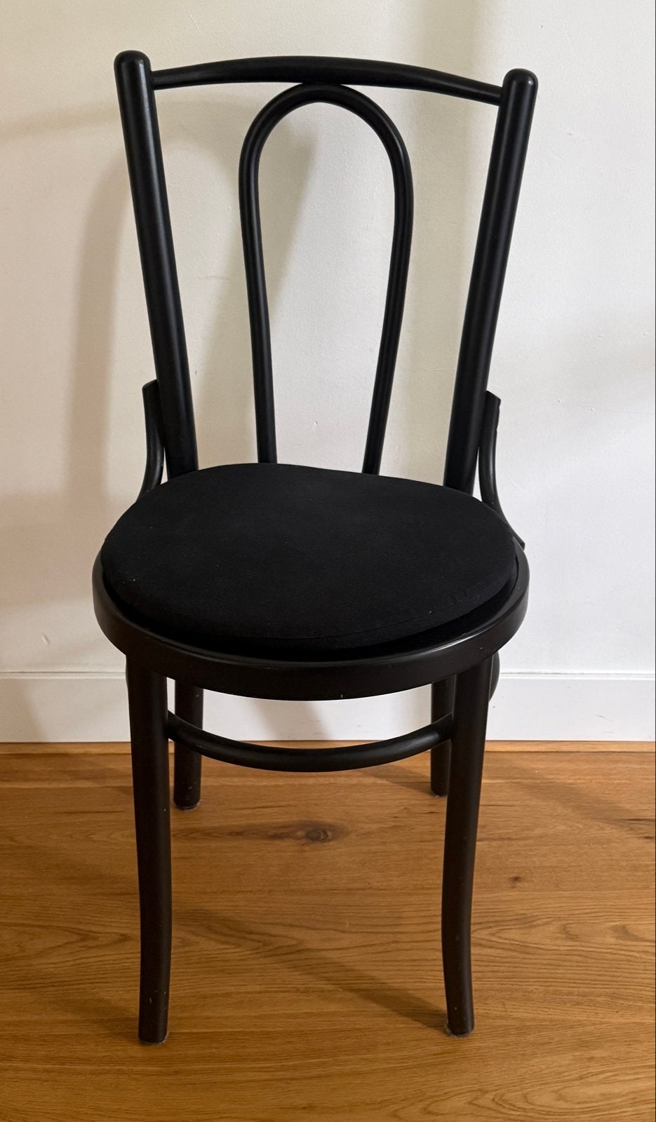 Zwarte, houten, Thonet-stijl bistro stoel met losse kussens, Ophalen, Thonet bistro, Zwart, Zo goed als nieuw